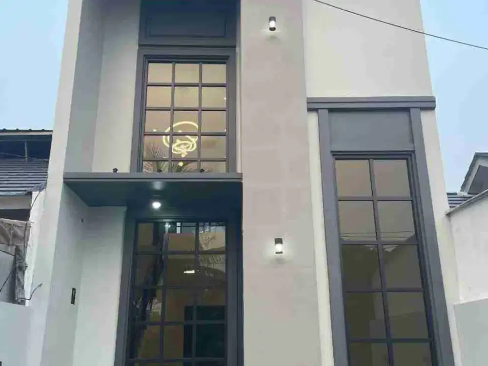 DIJUAL RUMAH MEWAH MODERN TROPIS – 2 LANTAI + ROOFTOP
Hunian prestisius dengan ruang lega & elegan