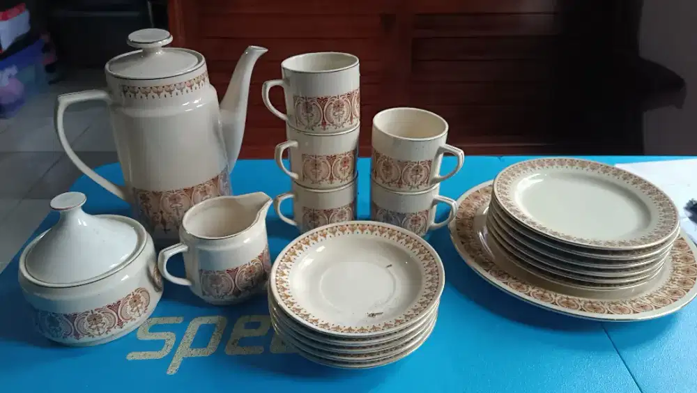 Dijual murah Set cangkir teh + teko + piring kue + mngkuk saus