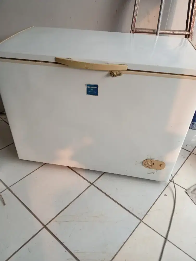 Di jual frezeer bok sharp 300 liter