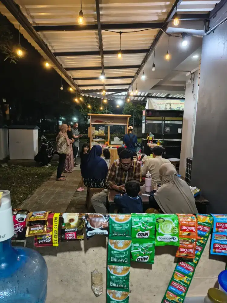 asisten/helper warkop