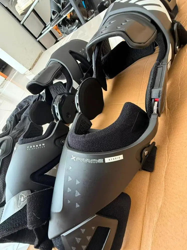 Knee Brace X-Frame Hybrid  LEATT  Black   L-XL  2nd (bekas)