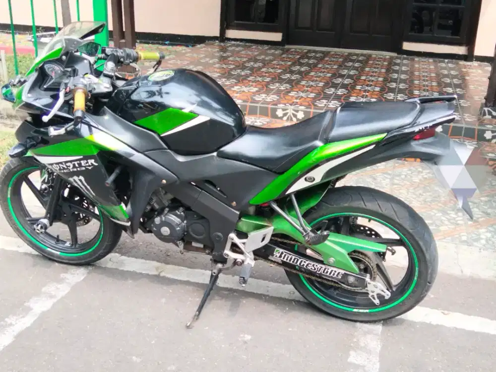 di jual cepat Honda CBR 150R CBU Thailand Thn 2013 hitam BU. 11,7 jt