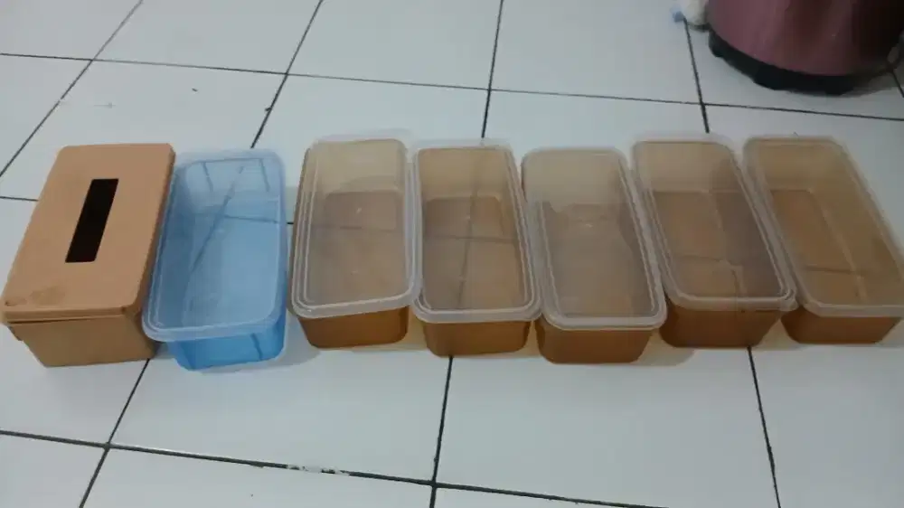 Tempat tisu dan tempat makanan