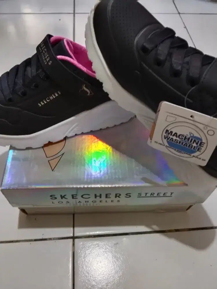 Sepatu skecher anak