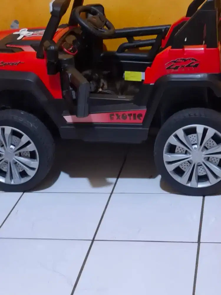 Mainan mobil listrik