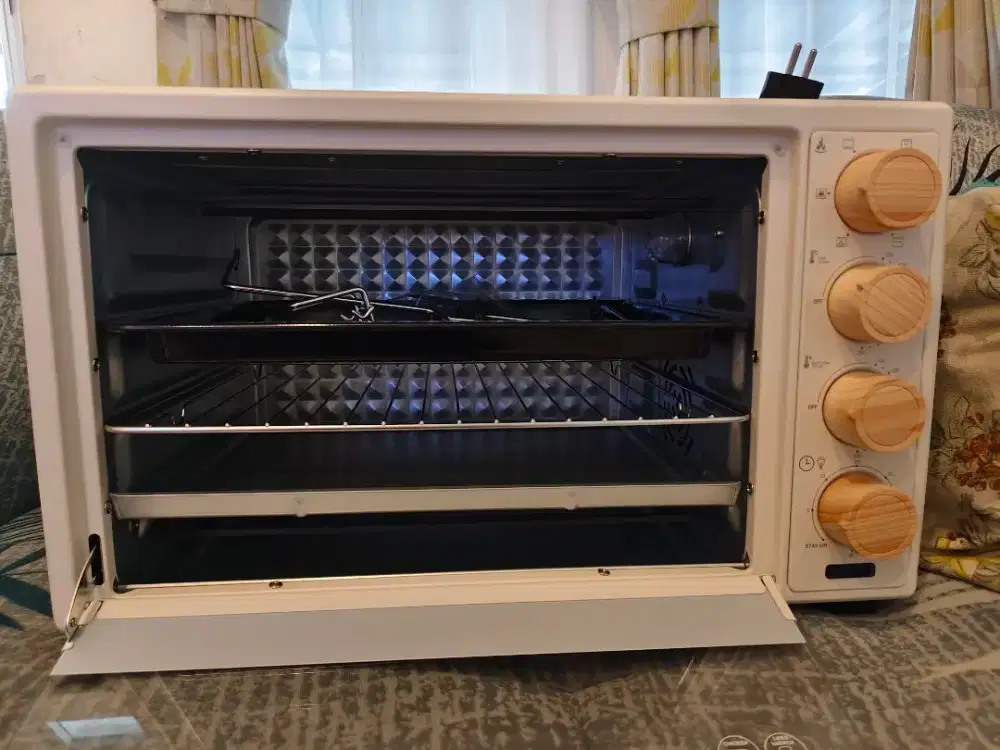 Dijual Cepat Kitchenmate Oven Listrik Low Watt Warna Putih 33L