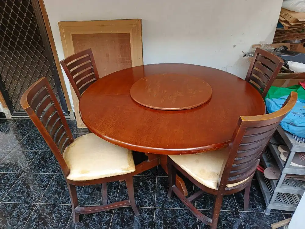 Meja Makan Kayu + 4 Kursi Dengan Meja Putar Atas.