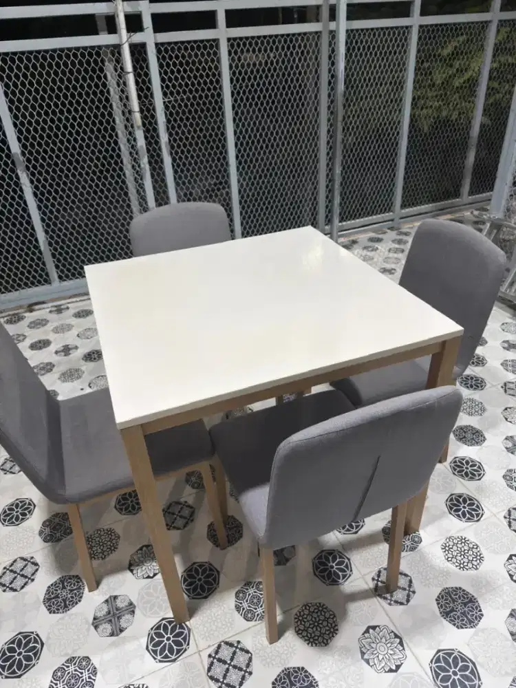 Meja makan informa