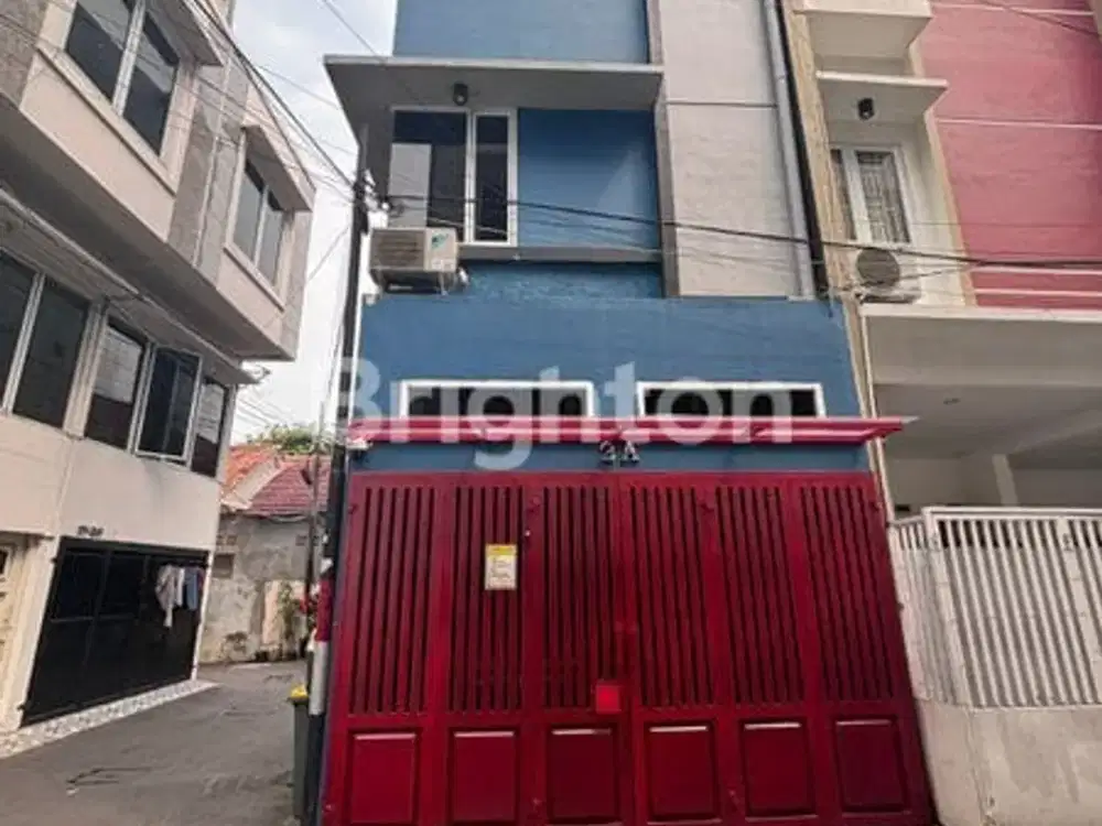 RUMAH MINIMALIS FURNISH TIGA LANTAI DI PERUMAHAN CEMPAKA PUTIH