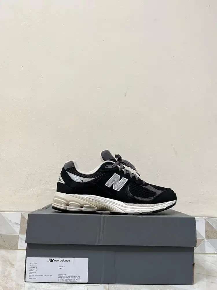 NB 2002r Black Castlerock (Size 41) BNIB Original 100%