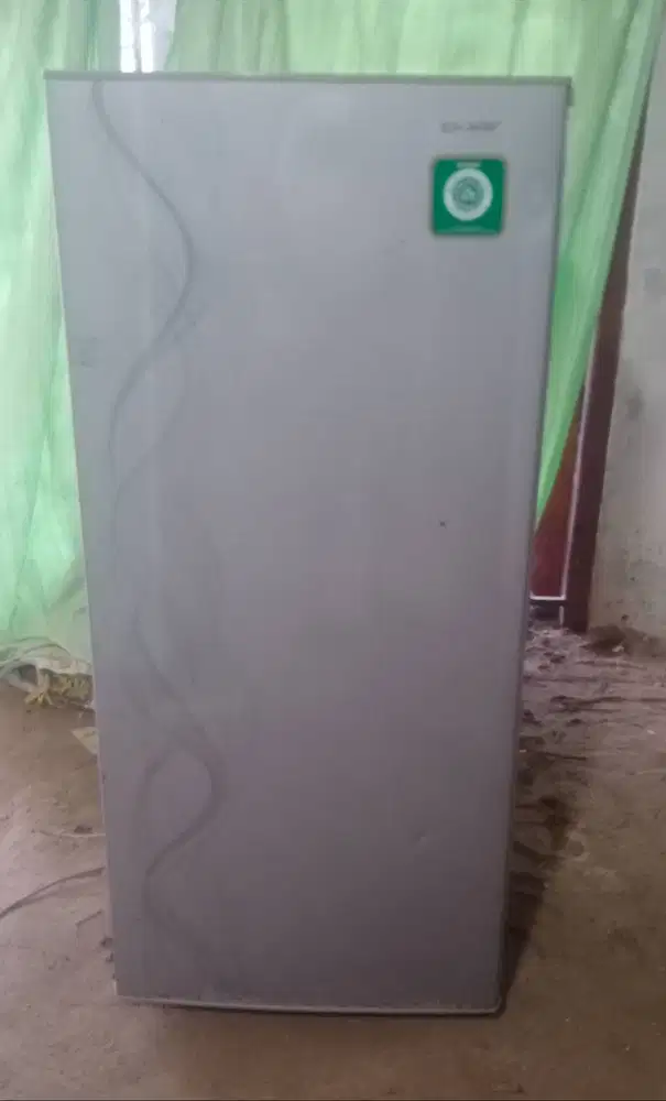 Kulkas 1 pintu SHARP.Pemakaian 3Tahunan. (Diantar dalam kota Padang)
