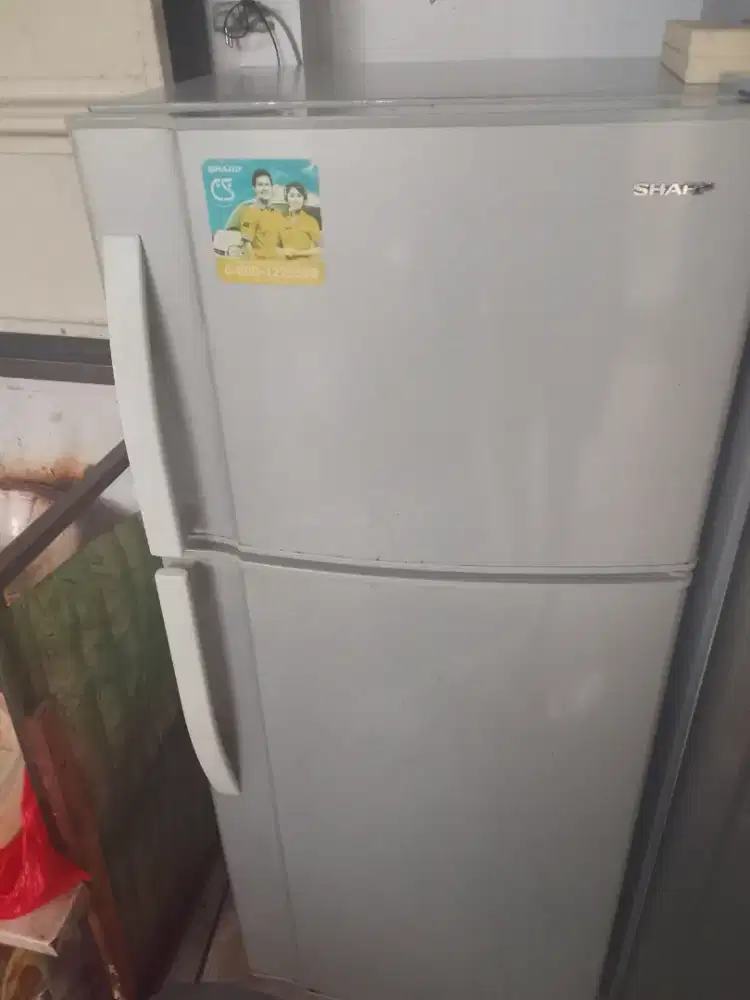 Kulkas merek sharp dua pintu normal bagus tinggal pake