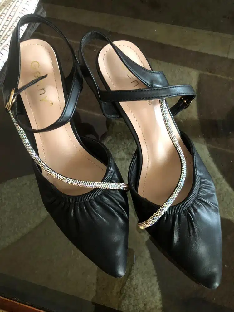 Heels Hitam Gennie No 38