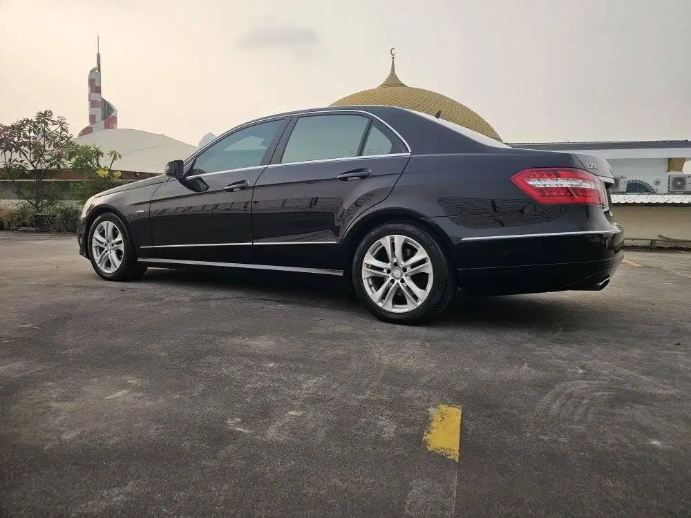 Mercedes E250 Avantgarde 2010 black on java brown antik