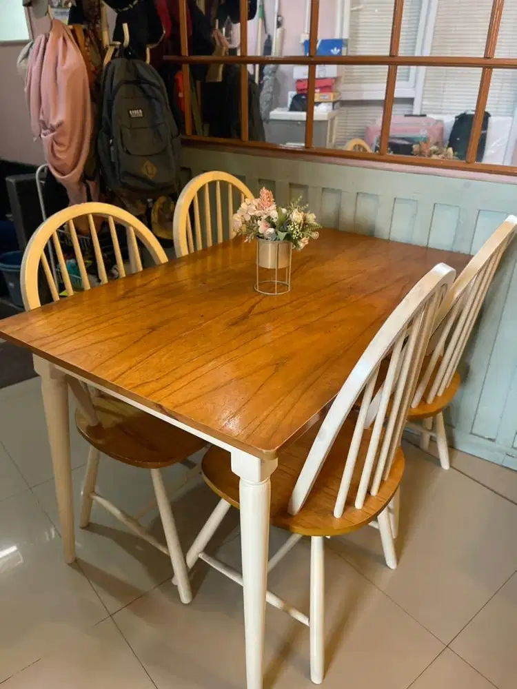 Meja makan kayu solid