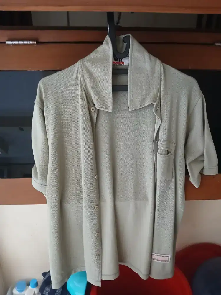 KEMEJA ukuran M warna hijau olive