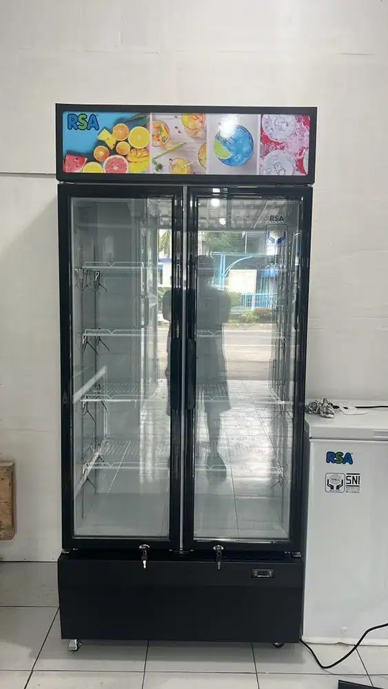 Dijual Showcase 2 pintu seken rasa baru