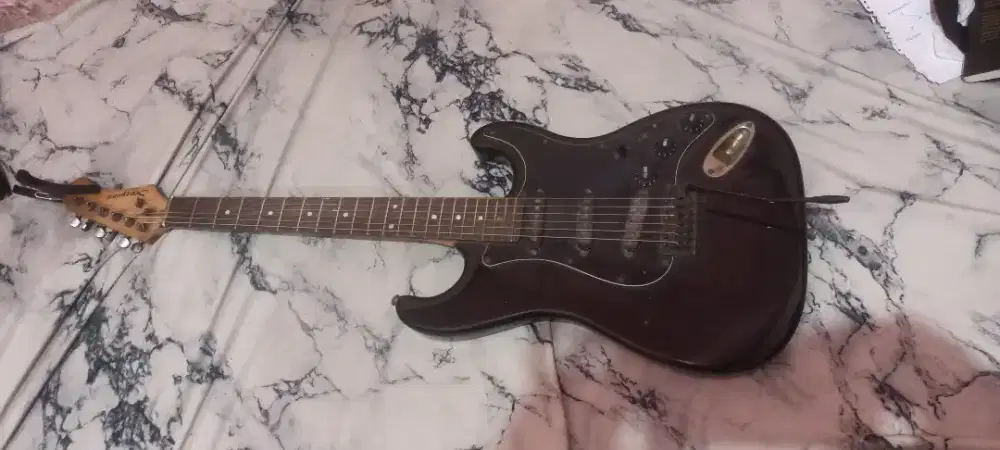 Gitar scorpion stratocaster hitam