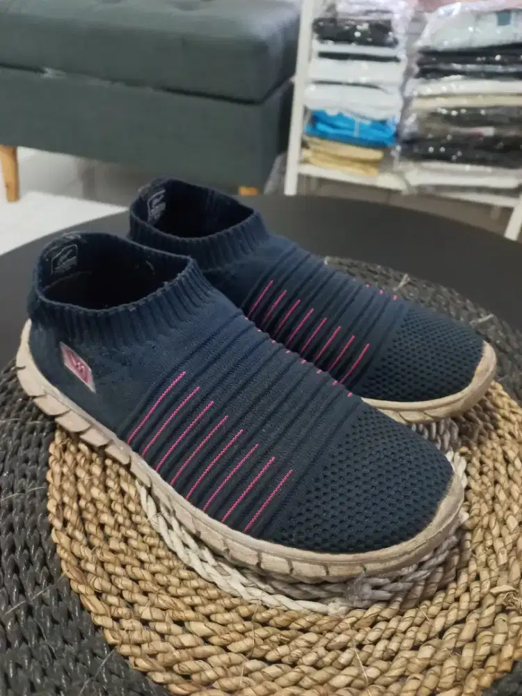 Dijual sepatu sock sneakers wanita