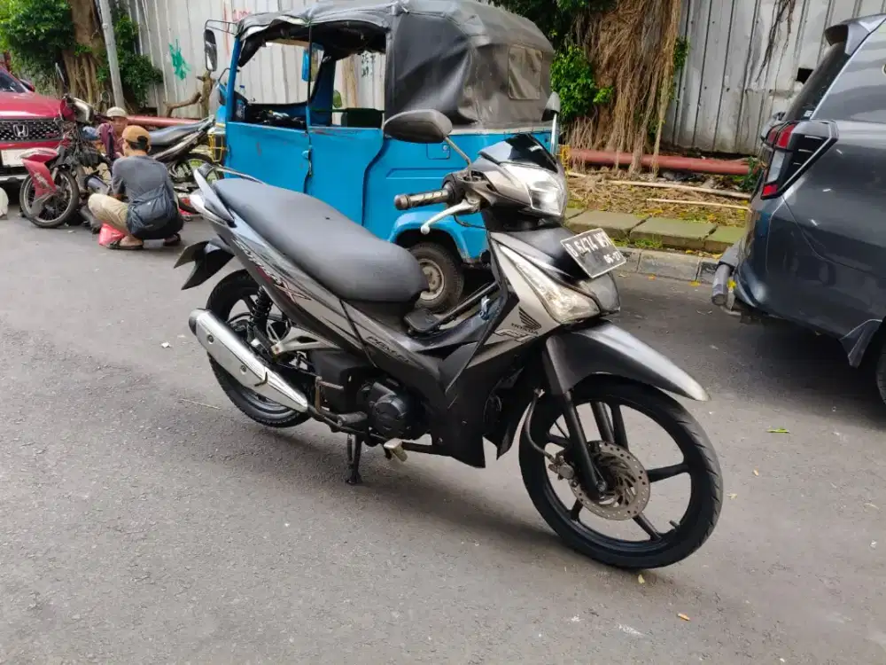 Honda Supra X 125 Helm In PGM-FI Thn 2012