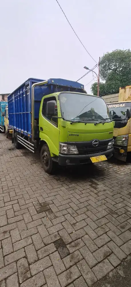 Hino dutro 2021 kondisi mulus siap pakai, truk Hino Dutro  2021