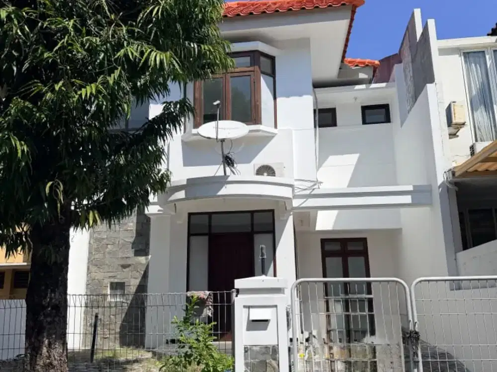 House For Rent! Rumah Graha Famili - Bangunan 2 Lantai, Terawat!