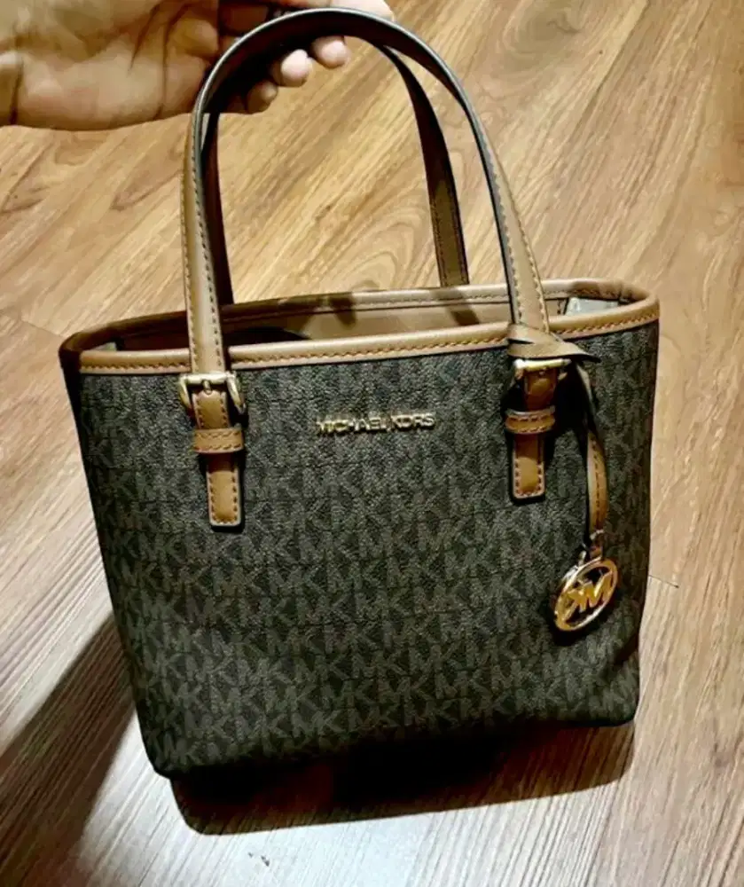 Michael Kors Original Size medium NO  COD TIKI LION PARSEL