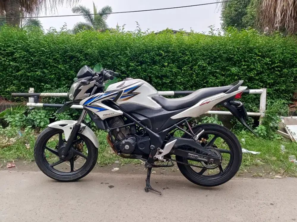 Honda CB150R tahun2013 surat lengkap pajak telat 1x