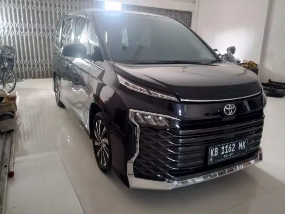 Dijual Toyota voxy 2022 auto,mesin terawat service rutin.
