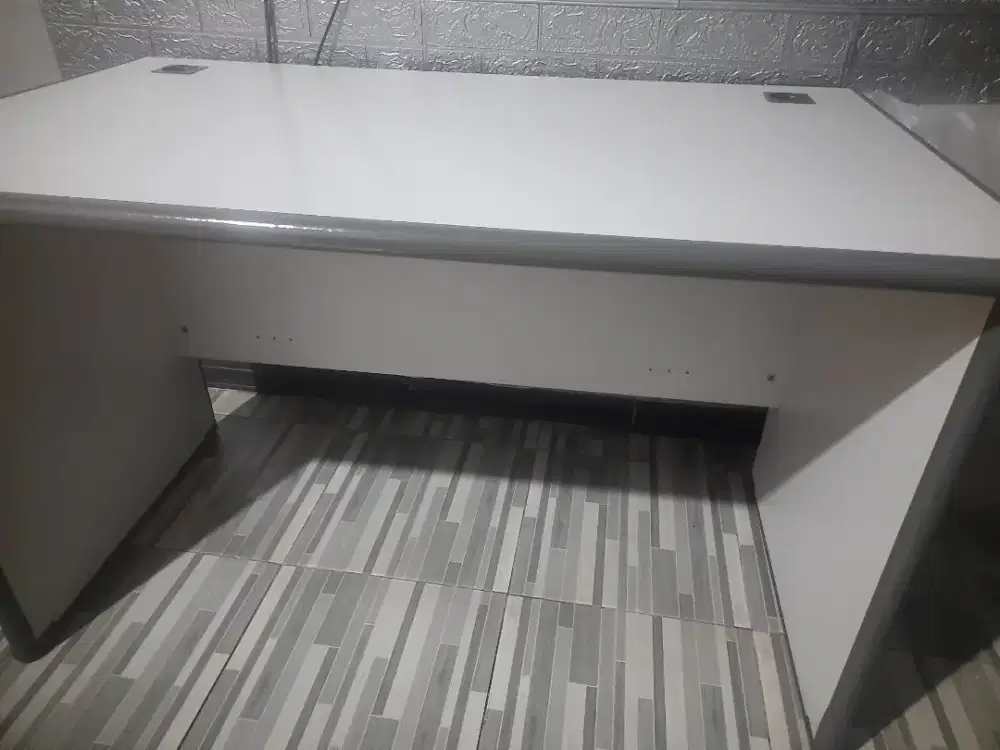 Meja kantor serba guna