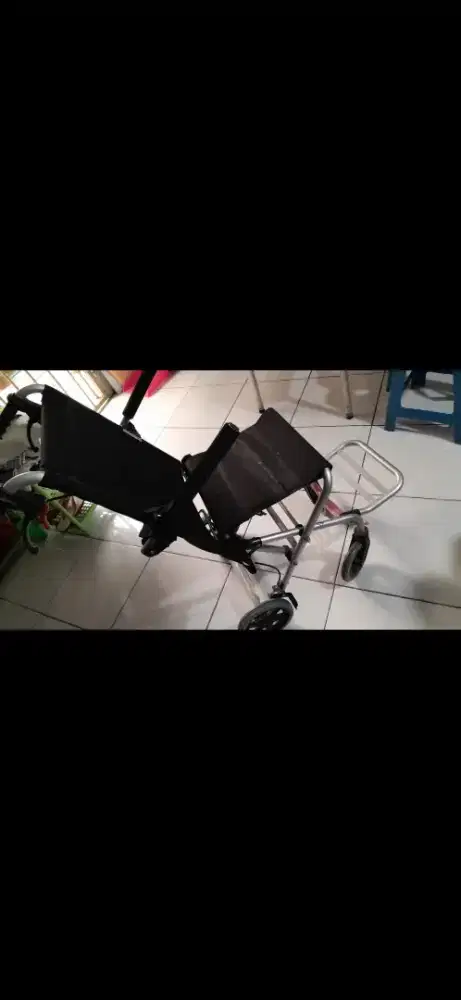 Wheel chair. Kursi roda kecil. Bisa di lipat. Normal. Jarang pakai