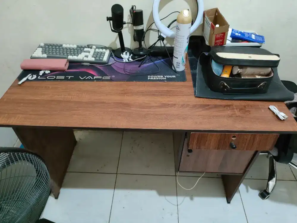 satu set meja dan kursi kantor