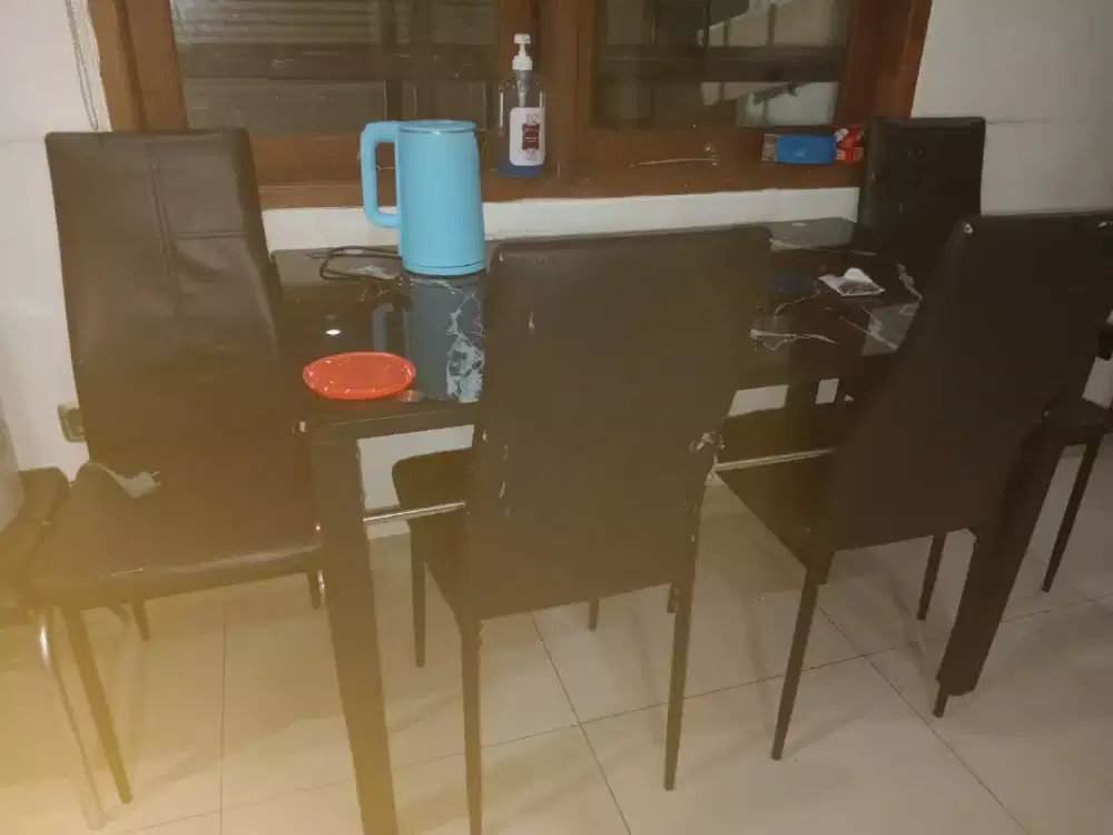 Meja makan minimalis