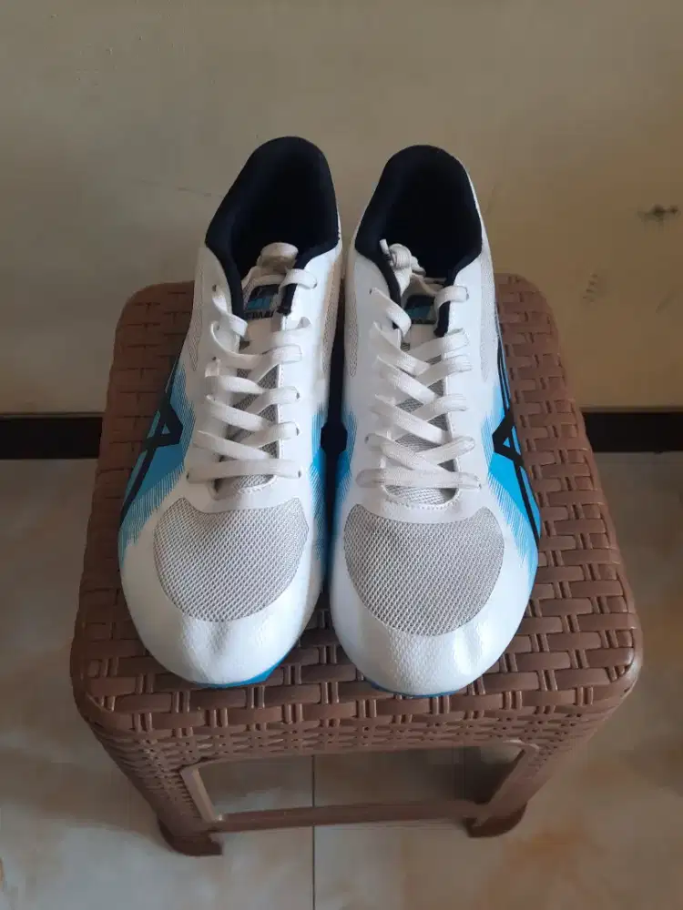 Sepatu lari jarum untuk lintasan