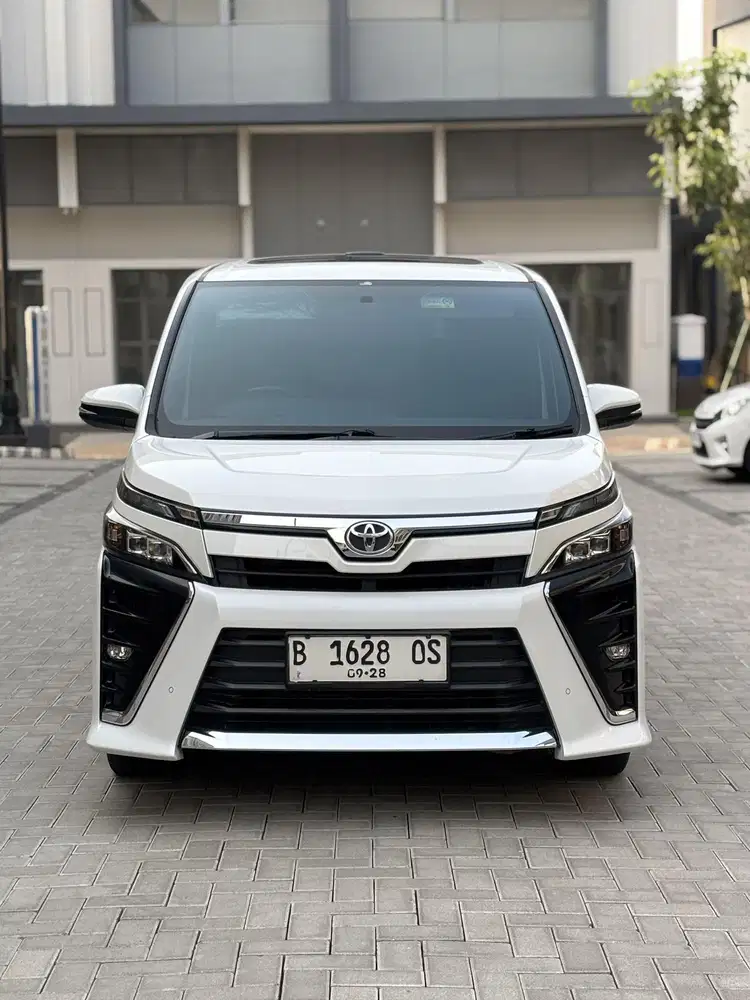 TOYOTA VOXY 2.0 AT TAHUN 2018 PUTIH