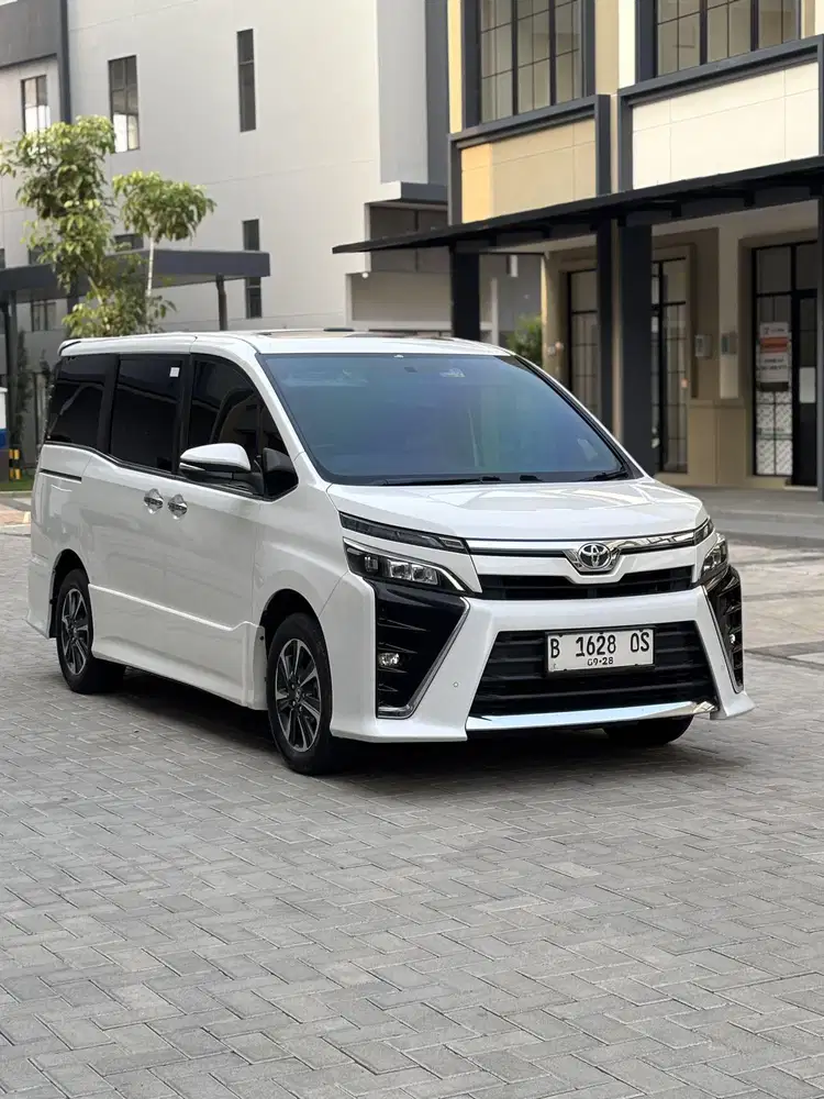 TOYOTA VOXY 2.0 AT TAHUN 2018 PUTIH