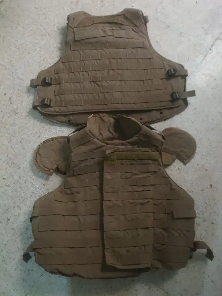 Dijual rompi militer asli. Untuk koleksi. 2 item.