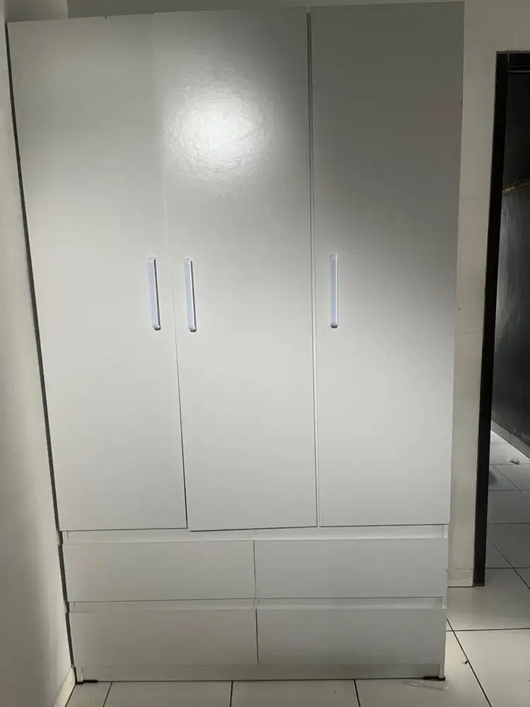 lemari 3 pintu dengan laci