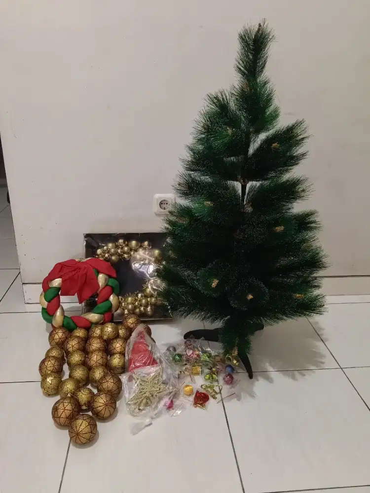 Pohon Natal lengkap tinggal dipajang ..