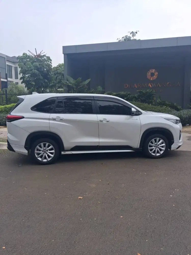 Innova Zenix  Putih ,Hybrid 2.0 V.HV CVT,LOW Km 2137,Nopol Pilihan