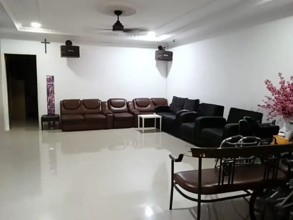 Rumah Semi Industrial Full Furnished 2,5 Lantai di Taman Modern Cakung, 6 KT, Rooftop Garden