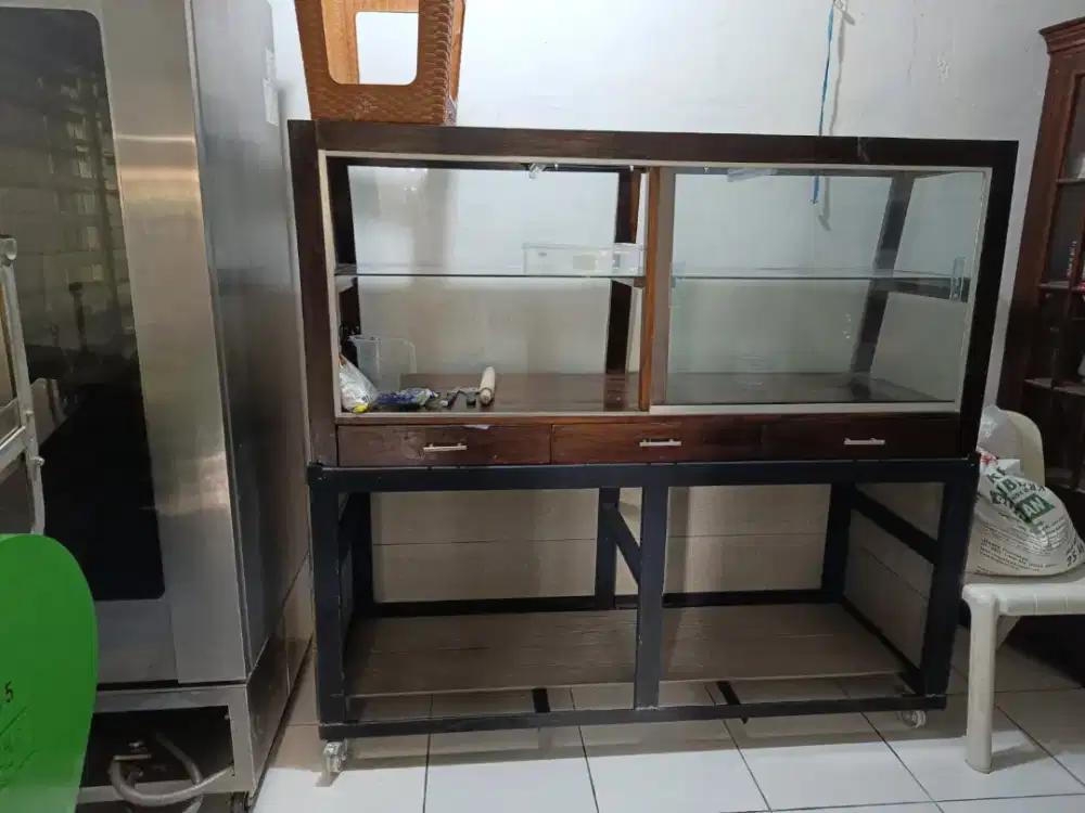 ETALASE KAYU JATI