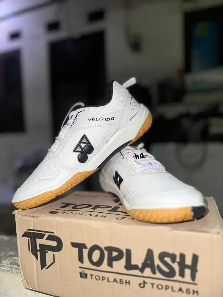 sepatu badminton yonex velo