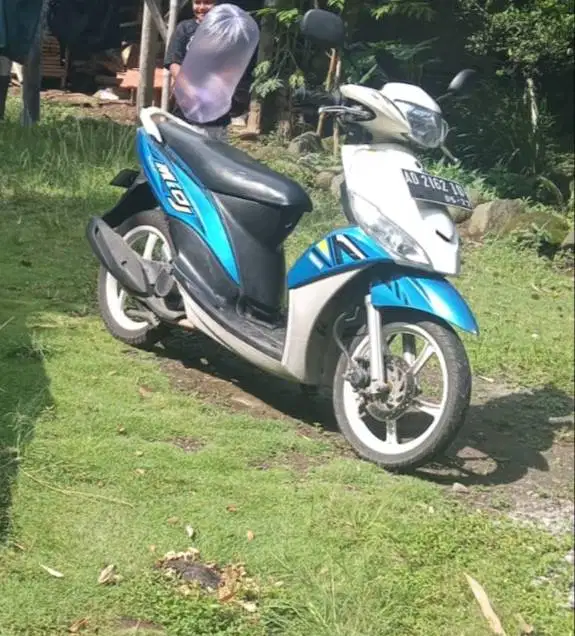 Mio j putih th 2012
