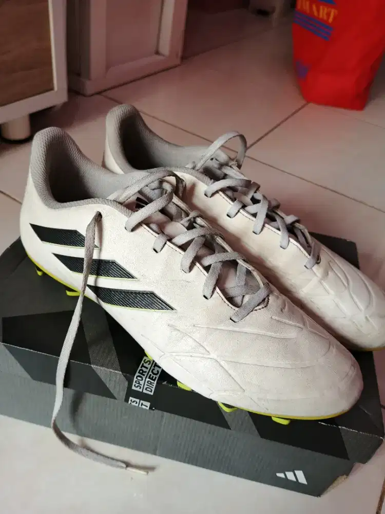 SEPATU BOLA ADIDAS