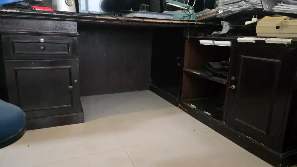 Meja kantor ada L nya.