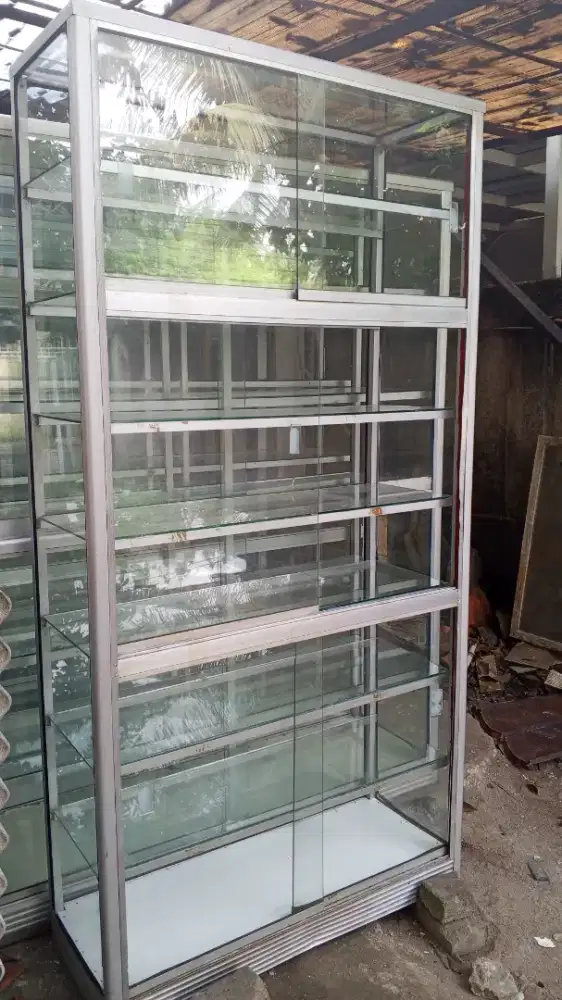 Etalase bekas tinggi 2 meter x panjang 1.2 meter