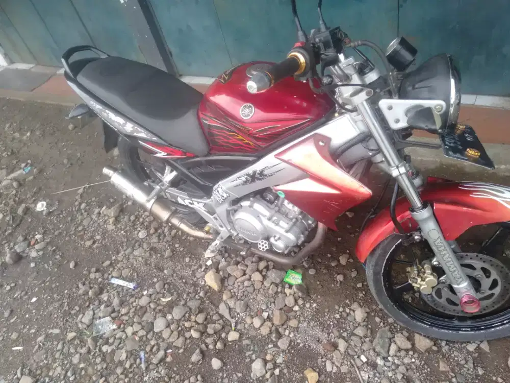 Motor vixion warna merah nan meriah