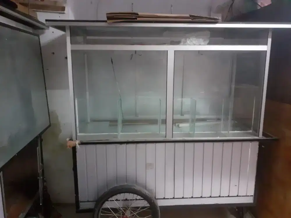 Dijual gerobak bekas. Body aluminium.  P 1.5 m L 60 cm T 170 cm.