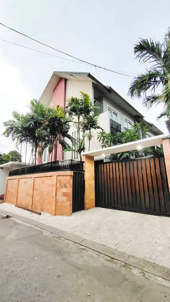 DISEWAKAN Rumah Townhouse 3 Lantai Mewah di Cilandak, Jakarta Selatan